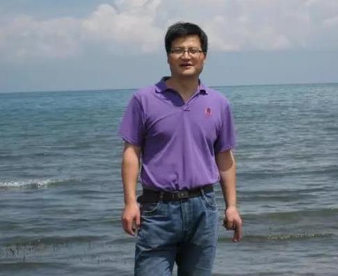 王鵬程：我傾向事實(shí)感的批評         文學(xué)批評作為一種審美體驗(yàn)和價(jià)值判斷，“知多偏好，人莫圓該”。那么，批評諸要素中最關(guān)鍵的是什么？學(xué)識、視野，抑或眼光、方法？竊以為，最關(guān)鍵的還是事實(shí)感——藝術(shù)經(jīng)驗(yàn)里真理性內(nèi)涵的呈現(xiàn)。如伽達(dá)默爾所言：藝術(shù)作品的真理性既不孤立地體現(xiàn)在作品上，也不孤立地存于審美主體上，而是存在于過去與現(xiàn)在的溝通，以及“不斷更新的被經(jīng)驗(yàn)的實(shí)在性”上。由此可見，事實(shí)感是一種無形的“軟能力”，是一種看起來極為普通而又十分難得的批評才能。但它無疑是批評的生命線，關(guān)系到批評的可信度和有效性。　　　　　　　　　　　　　　　　　　[詳細(xì)]