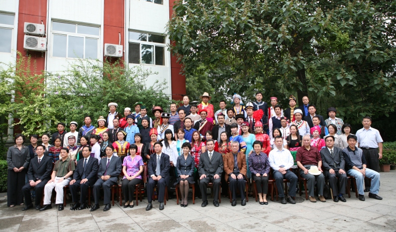 魯迅文學(xué)院第十二屆高研班學(xué)員名單　林　華　賀西格圖　　娜恩達(dá)拉　　孟代紅　德純燕　張　雁　李艷杰　鐘一林　孫玉民　金清華　謝根秋　潘紅日　譚自安　楊衍瑤　嚴(yán)風(fēng)華　蘇　凱　李榮國　張時(shí)勝　陶玉明　唐　潔　劉玉紅　納張?jiān)獭←悺O寶廷　許安舉　李夢薇　玖合生　蔡曉齡　閔建嵐　曹文彬　李金榮　羅榮芬　張　云　楊國慶　亞　伊　多布杰　次仁羅布　韋文揚(yáng)　韋昌國　　潘國會(huì)　楊秀剛　肖　勤　達(dá)隆東智　馮　巖　馬學(xué)武　阿拉提·阿斯木　馬旦尼亞提·木哈太　薩黛特·加馬力　吐爾地白克·買買提白克　帕依祖拉　阿衣努熱·杜拉提　趙康林 冶進(jìn)?！|永學(xué)　馬　毅