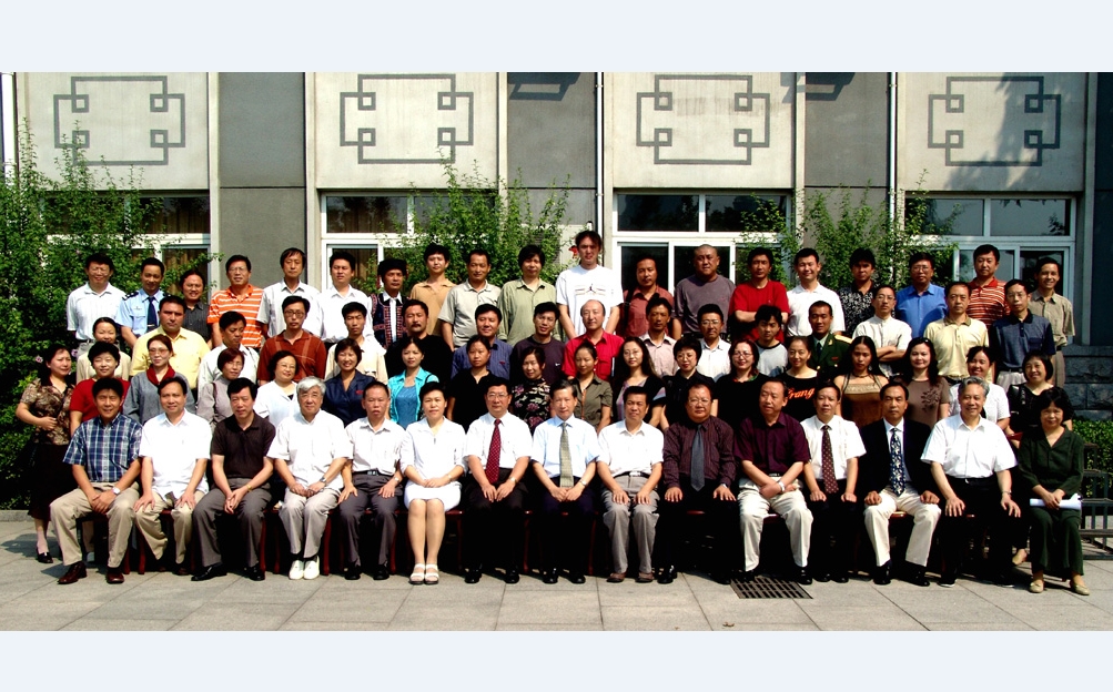 魯迅文學(xué)院第四屆高研班學(xué)員名單　王曉霞　戴雁軍　姬淑喆　陳鐵軍　王延輝　白金聲　空特勒　張　華　周建新　于曉威　包鐵軍　高　晶　崔紅一　李成飛　陳雪鴻　趙艷平　胡冬林　魏光焰　唐　櫻　劉曉平　向啟軍　譚麗娟　韋俊?！∈Y月英　張永祥　哥　布　趙振王　李　騫　何發(fā)昌　祁開虹　何炬學(xué)　旦巴亞爾杰　　　白瑪娜珍　烏力吉巴圖　　　楊洲穎 次仁羅布　趙劍平　羅　勇　沙　戈　阿拉旦·淖爾　才旺瑙乳　　鐵穆爾　　亞生·沙地克　葉爾克西　狄力木拉提　阿力木江·阿不都克力木　扎西班典　平　原　江洋才讓　馬學(xué)功　馬麗華　巴　根