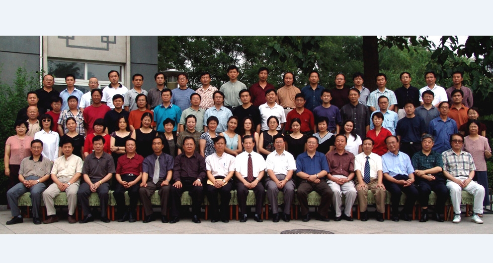 魯迅文學(xué)院第三屆高研班學(xué)員名單　邱華棟　武　歆　張　旻　胡學(xué)文　馬明高　馬　力　李巧艷　王黎明　王方晨　孫麗萌　薛　濤　張宏杰　鐘求是　楊利紅　全勇先　徐　巖　龐余亮　朱日亮　楊劍敏　程　維　曹多勇　潘小平　余述平　賴妙寬　鄧宏順　袁雅琴　鮑玉學(xué)　黃佩華　胡　彬　雷平陽　夏天敏　鄧　毅　唐亞平　寇　輝　平措扎西　　倮伍拉且　　娜　夜　劉亮程　趙光鳴　張根粹　李成虎　梅　卓　徐　劍　張慧敏　文清麗　徐　迅　鄭欣力　杜　麗　央　珍　薛燕平　?！∮隆〕獭∏唷?/></a><a href=