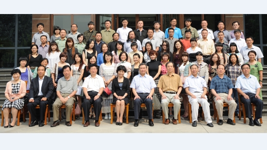 魯迅文學(xué)院第十八屆高研班學(xué)員名單　鄧曉燕　馮　昱　傅澤剛　葛　芳　郭金達(dá)　郭金梅　郭美藝　韓麗敏　韓小英　何貴同　何紅霞　黃　華　黃陸軍　冀海蓮　賈文清　李成恩　李金榮　李向榮　李曉敏　李燕蓉　李穎超　林　莉　劉　麗　劉克中　劉紫劍　茜吉爾　沈　鈺　沈明珠　宋慶蓮　孫桂麗　孫世群　孫志保　湯紅英　王　君　王曉旭　王雪珍　閻強(qiáng)國　楊衛(wèi)東　楊鎣瑩　尹守國　曾秀華　張功林　張海芹　張雅琴　張祖文　鄭小霞　周春生　朱繼紅　鄒　蓉