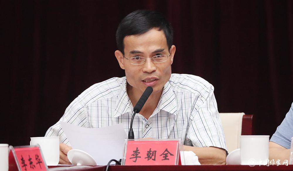 7月24日，李朝全就參評作品申報公示、分組情況及會務注意事項等作說明