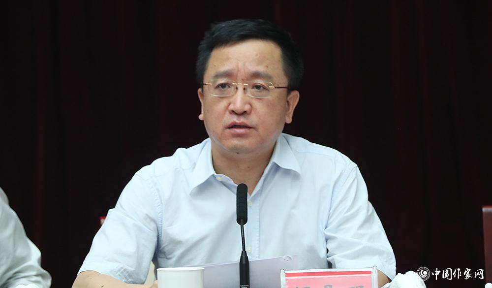 7月24日，第十屆全國優(yōu)秀兒童文學獎評獎委員會第一次全體會議由閻晶明主持