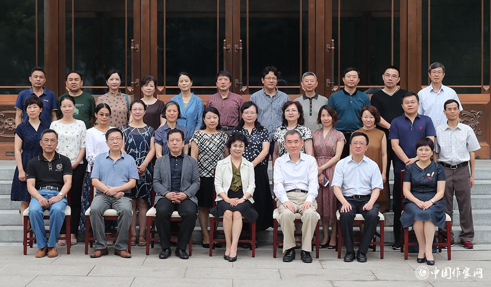 7月24日，第十屆全國優(yōu)秀兒童文學獎全體評委合影