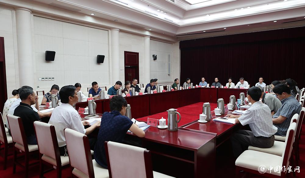 7月24日，第十屆全國優(yōu)秀兒童文學獎評獎委員會第一次全體會議現(xiàn)場