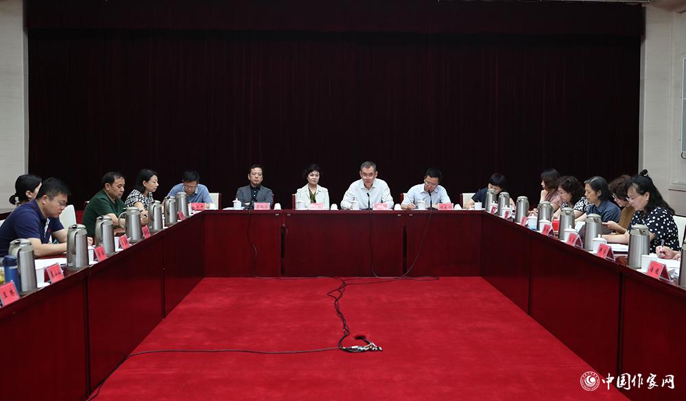 7月24日，第十屆全國優(yōu)秀兒童文學獎評獎委員會第一次全體會議在京舉行