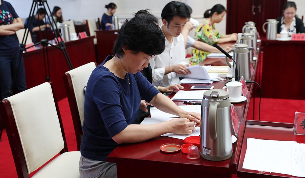 8月4日，紀律監(jiān)察組人員對選票結果蓋章封存