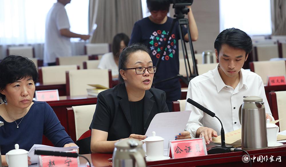 8月4日，公證員宣讀公證書