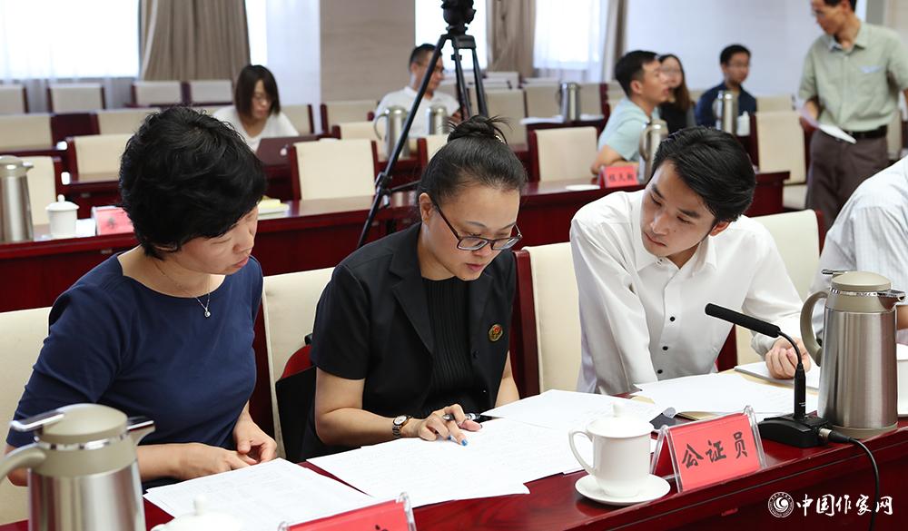 8月4日，公證處人員查看選票情況