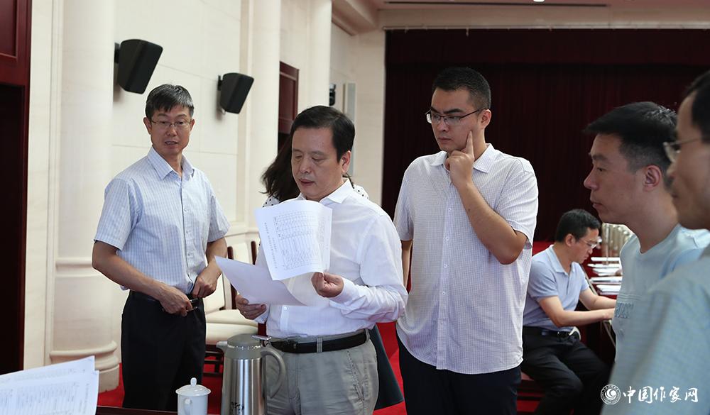 8月4日，李敬澤查看選票統(tǒng)計情況