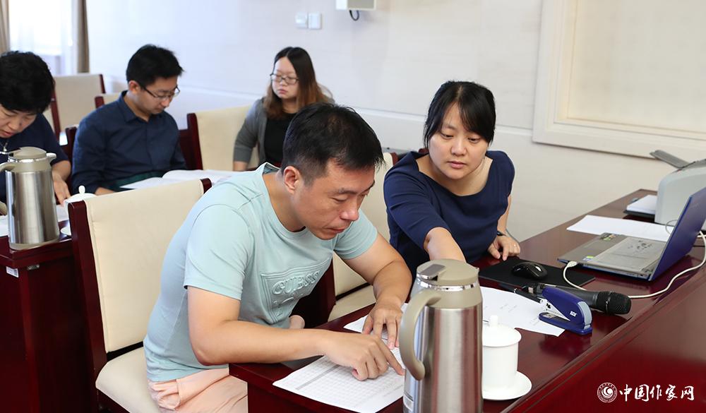 8月4日，各組聯(lián)絡員統(tǒng)計選票