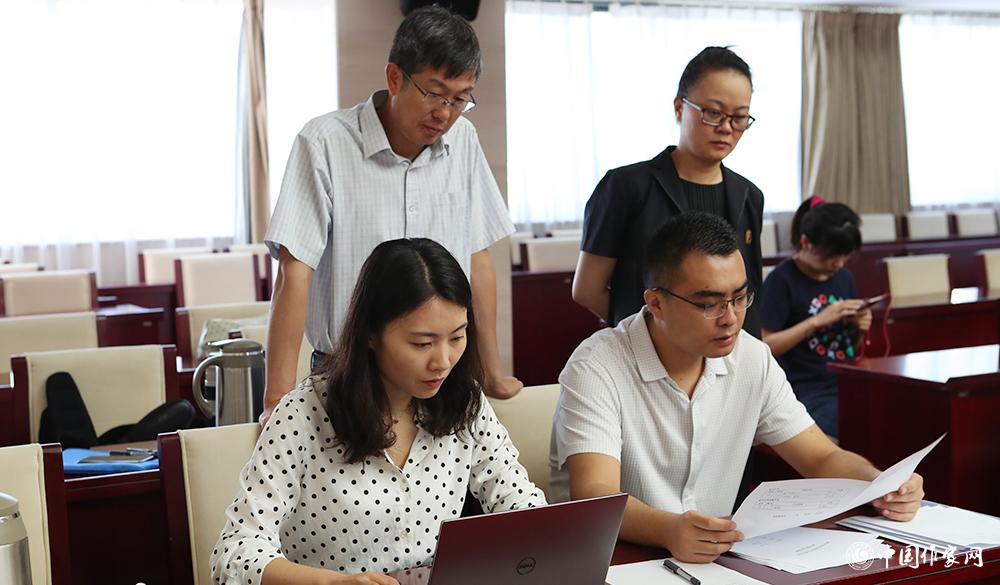 8月4日，各組聯(lián)絡員統(tǒng)計選票