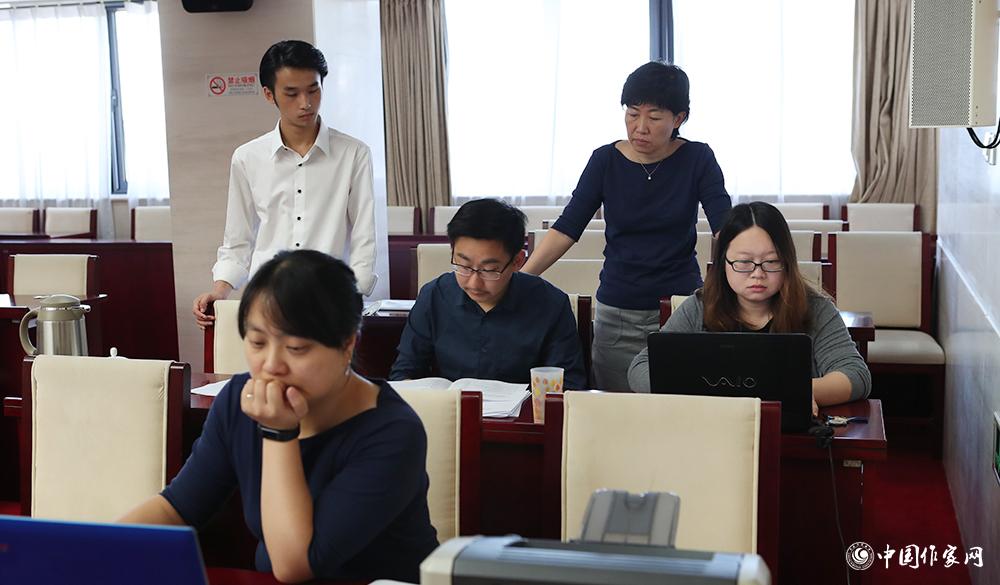 8月4日，各組聯(lián)絡員統(tǒng)計選票