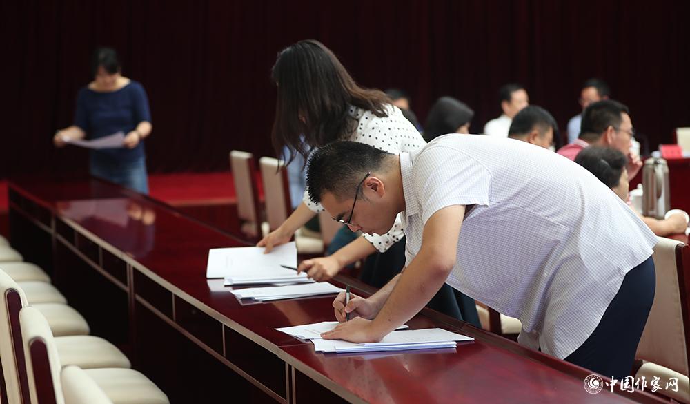 8月4日，第十屆兒獎評委會第六次全體會議上，聯(lián)絡員清點收回選票情況