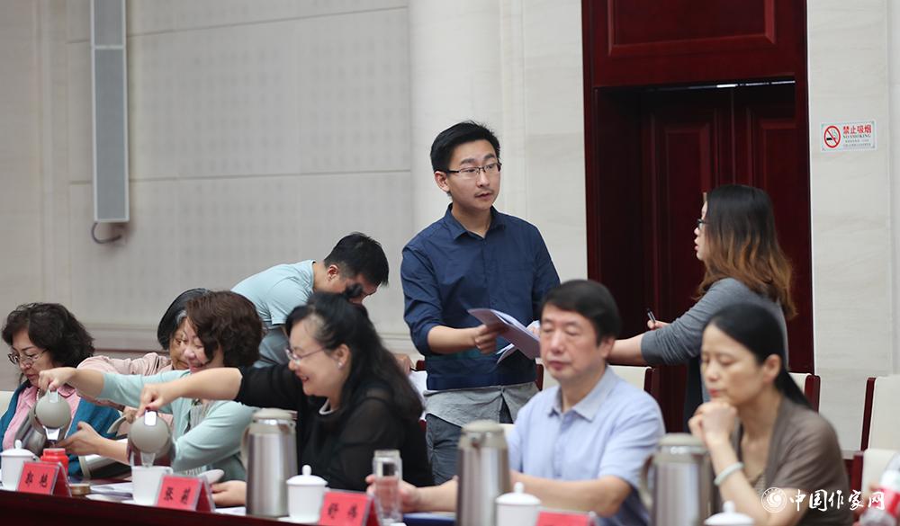 8月4日，第十屆兒獎評委會第六次全體會議上，聯(lián)絡員收回選票