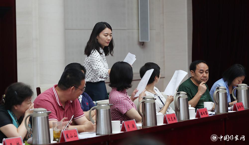 8月4日，第十屆兒獎評委會第六次全體會議上，聯(lián)絡員收回選票