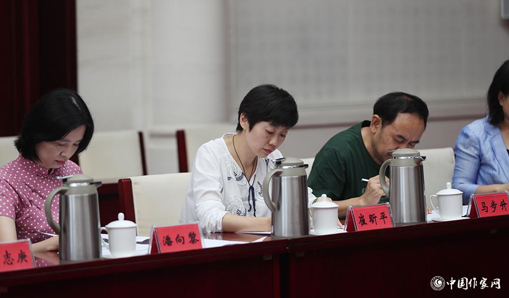 8月4日，第十屆兒獎評委會第六次全體會議上，評委填寫選票