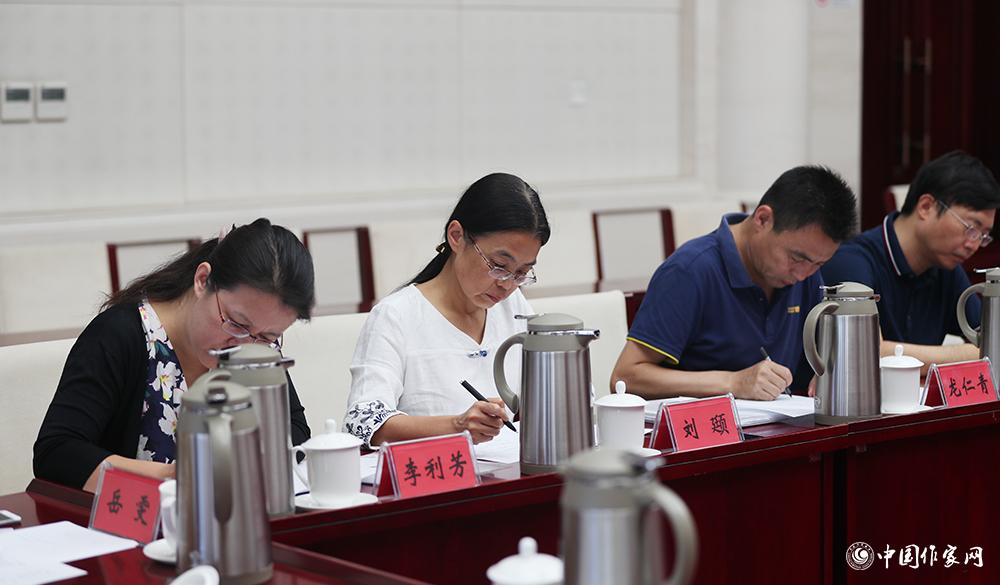 8月4日，第十屆兒獎評委會第六次全體會議上，評委填寫選票