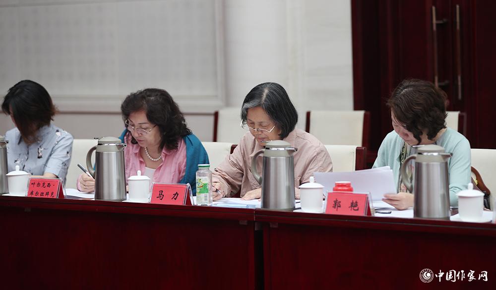 8月4日，第十屆兒獎評委會第六次全體會議上，評委填寫選票