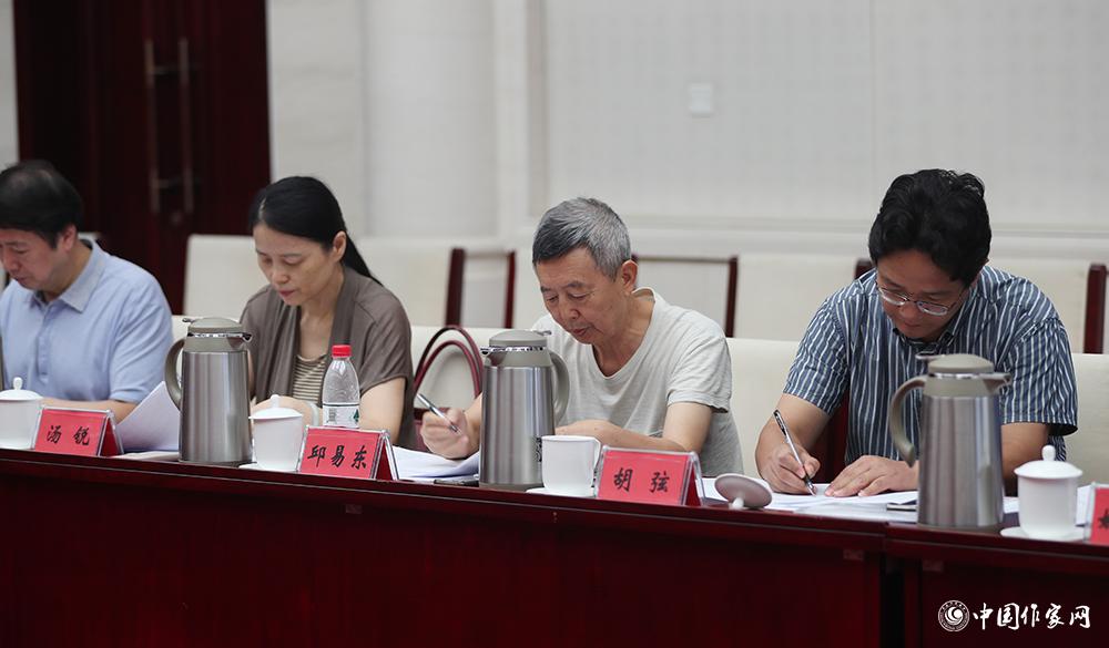 8月4日，第十屆兒獎評委會第六次全體會議上，評委填寫選票