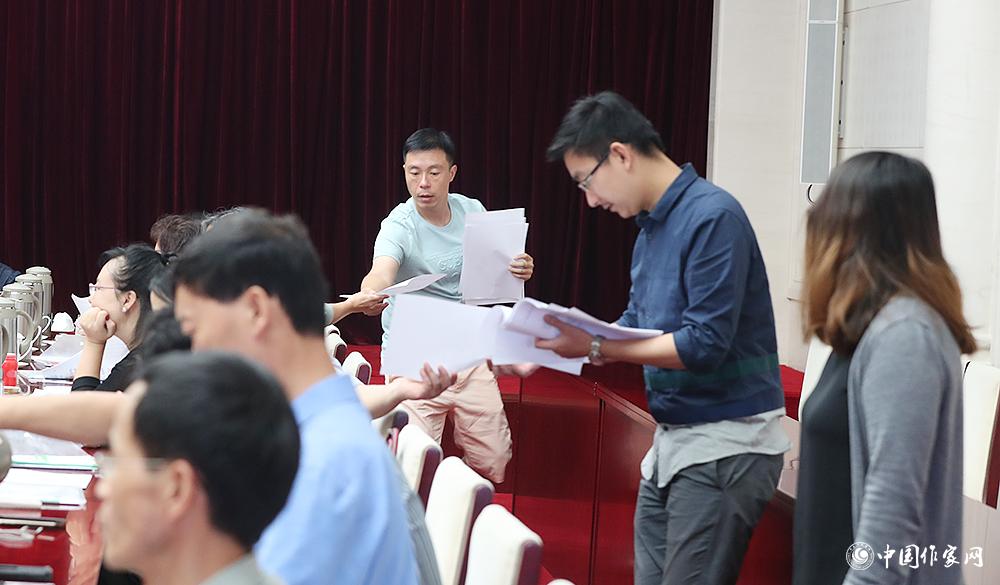 8月4日，第十屆兒獎評委會第六次全體會議上，聯(lián)絡員發(fā)放選票
