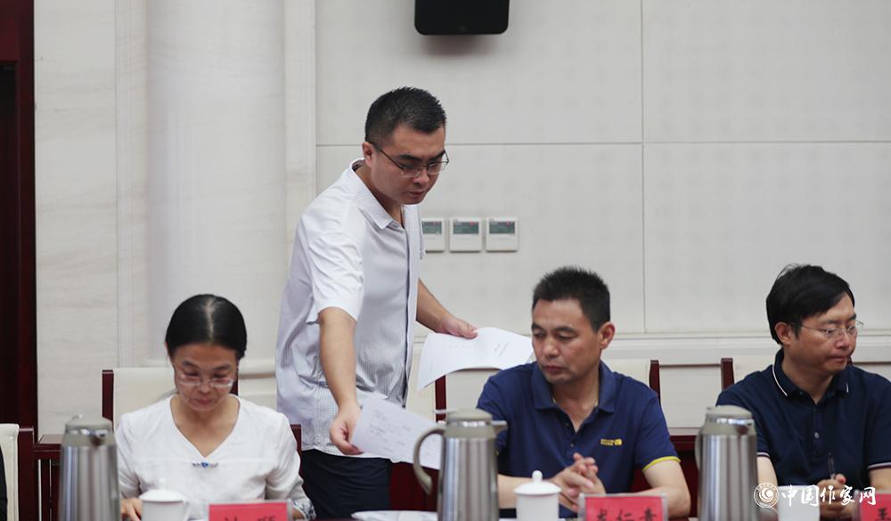 8月4日，第十屆兒獎評委會第六次全體會議上，聯(lián)絡員發(fā)放選票