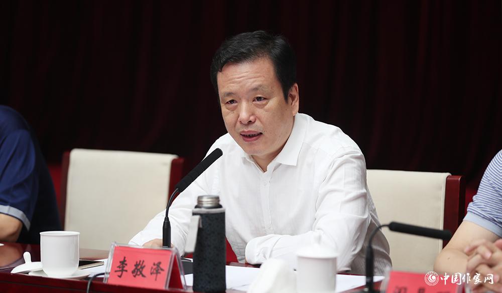 8月4日，李敬澤主持第十屆全國優(yōu)秀兒童文學獎評委會第六次全體會議