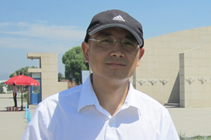 科幻文學：獲獎作品《大漠尋星人》作者：趙華         獲獎感言　　上班后，經(jīng)歷了職場的繁雜，也走了很多彎路，但最終還是提起筆來撰寫適合孩子看的科幻故事，它們是寫給千百個我不認識的孩子的，又仿佛是寫給自己的。《大漠尋星人》中的7個故事就是其中的一部分，它們都是同星空、同人的真善有關的故事，當一個人意識到世界的浩瀚和自己的渺小時，就會心存敬畏……