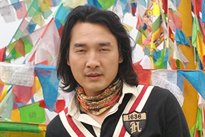 報告文學：獲獎作品《夢想是生命里的光》作者：舒輝波         獲獎感言　　優(yōu)秀的文學作品是藝術的，也一定是科學的。在今后的寫作中，除了多讀書、勤思考，把自己的寫作放在世界范圍內來考量，視界開闊之外，還得多做田野調查，去看、去問、去聽，去發(fā)現(xiàn)、去感覺、去歡笑、去流淚。和孩子們共悲欣，同成長。