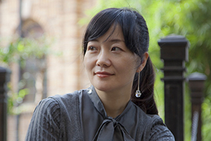 散文：獲獎作品《愛——外婆和我》作者：殷健靈         獲獎感言　　2013年立春，我與最愛的外婆永別。5個月后，為了排遣久滯心頭的悲傷，也為了撫慰家人，我在最短的時間里寫下《愛——外婆和我》。在我所有的作品里，她是我最珍視的、也是最特殊的。對于寫作這本書的我，她得來得最輕易，也得來得最艱難。