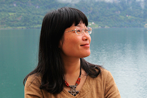 童話：獲獎作品《水妖喀喀莎》作者：湯湯         獲獎感言　　如果有一天，我能把童話寫到足夠廣闊和深邃，讓它有大海、星空、森林和荒漠的浩瀚無涯，又有一粒沙子、一朵小花，一顆水珠的細膩精致；讓它單純又繁復，五彩繽紛如同萬物生長，讓它如歌又如詩，瑰麗神奇散發(fā)出迷人的氣質；讓一切悲傷歡喜幸福痛苦都在童話里相遇，奏出一闕闕生命的交響曲。