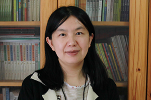 童話：獲獎作品《小女孩的名字》作者：呂麗娜         獲獎感言　　在這本書里，我讓我的小女孩安居在童話世界里。這是個比現(xiàn)實世界更大更神奇更遼闊的世界。我曾在一篇文章里這樣寫過：當一個小女孩走在路上，她總是一只腳踏在現(xiàn)實世界，一只腳踏在童話世界里。因為小女孩就是這樣的，心里總是有那么多那么多的幻想，和那么多那么多的詩意，所以小女孩最適合住在童話故事里。