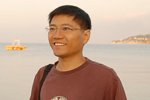 小說：獲獎作品《將軍胡同》作者：史雷         獲獎感言　　在創(chuàng)作中，我逐漸形成了這樣的觀點，兒童文學作品應當是藝術品，這件藝術品不是寫出來，而是用閱歷、思想、才華、時光和心血精心打磨雕刻出來的，就像是一位父親為自己的孩子手工制作玩具那樣，內心中一定是充滿愛、溫暖和感動的，他的態(tài)度一定是無比虔誠和感恩的。