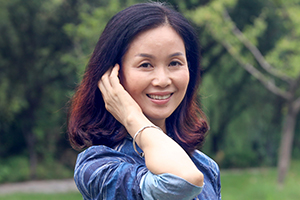 小說：獲獎作品《浮橋邊的湯木》作者：彭學軍         獲獎感言　　這是一個看似懸疑冒險的故事。我想寫出男孩成長的隱秘與曲折，千溝萬壑、驚濤駭浪只起伏和洶涌于內心。這或許是一種心理冒險，而真正在冒險的其實是作者本人。這是一條我從沒走過的路，第一次，書里的主人公不是女孩而是男孩，創(chuàng)作的路數(shù)也迥異于已往。對我來說，這才是真正意義上的“原創(chuàng)”。