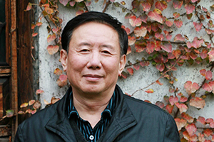 小說：獲獎作品《吉祥時光》作者：張之路         獲獎感言　　從長篇小說《第三軍團》開始到今天的《吉祥時光》，我曾幾次獲得這個珍貴的獎項。幾十年來，這個獎始終伴隨著我、鼓舞著我，我珍視她，以她為榮。她激勵著我，讓我寫出更多更好的兒童文學作品。童年是一個人最為寶貴的時光。我寫過各種類型的兒童文學，但是書寫自己的童年卻是我多年的愿望。