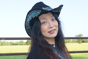 小說：獲獎作品《沐陽上學記·我就是喜歡唱反調》作者：蕭萍         獲獎感言　　如果這樣的野心來自于一個中國母親的日常，如果我的孩子沒有經(jīng)歷什么幼升小、小升初，如果我不是那個看起來神情淡定，卻站在培訓班外六神無主、琴房邊神經(jīng)兮兮的沐陽媽，我就不會沉下心重新學習寫作和成長——可是一個母親的成長是不容易被人看見的——我們永遠無法像阿爾法狗那樣，不動聲色、夜以繼日地自我超越……