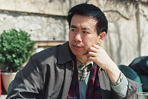 小說：獲獎作品《尋找魚王》作者：張煒         獲獎感言　　我的《尋找魚王》不過是連綴了幾個真實的故事，因為在復雜驚心的現(xiàn)實面前，杜撰往往顯得虛弱和蒼白。其中的一個魚王今天仍然生活在沭河岸邊，另一個早就遁入深山，只把令人慨嘆的傳奇留下。我曾經(jīng)去探尋他們的蹤跡，鉆進過大山深處曲折神秘的居所，那是悍勇倔強的老人們待過的地方……