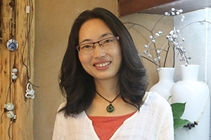 小說：獲獎作品《大熊的女兒》作者：麥子         獲獎感言　　對于這次獲獎，很意外。對此，我更多地看作是一種激勵，看作對書中所傳遞精神的認可。我將繼續(xù)慢行，一路探索，一路審視，一路反思，面朝未來，安安靜靜、從從容容地完成每一次創(chuàng)作，真誠地播種下生而為人的那些應有的美好：愛、溫暖、良善、悲憫。