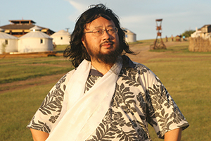 小說：獲獎作品《一百個孩子的中國夢》作者：董宏猷         獲獎感言　　我還記得第一次閱讀安徒生童話時的情景。那是一個寒冷的冬夜，雪花無聲地飄落在漢口古老而幽深的小巷里。一個中國小男孩被一個丹麥小女孩的故事深深地感動了，他的眼中盈滿了無言的淚花。他真想問問那個姓“安”的叔叔，小女孩的火柴賣完了嗎？那天晚上他做了一個夢，夢見一大片紅色的麥田……