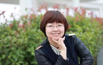 童話：獲獎作品《布羅鎮(zhèn)的郵遞員》作者：郭姜燕         獲獎感言　　應該說，我是邊進行兒童教育研究邊進行兒童文學創(chuàng)作的。兒童文學使我成了一個懂孩子也讓孩子更喜歡的老師。為了寫出對得起孩子的作品，我時時告誡自己，不要急、不要貪，慢慢寫，寫出讓自己滿意的作品，才有可能讓孩子們滿意。