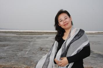 詩歌：獲獎作品《夢的門》作者：王立春         獲獎感言　　每一個孩子都帶著“神諭”似的想象和智慧來到人間，他們說著神奇的話，他們做著神奇的事。他們混沌未開，他們物我不分，他們天然、純樸，神情四溢。他們像風一樣歪著肩膀奔跑，像鳥一樣張開雙臂飛翔；他們有時看世界是仰視的，有時也調皮地倒立，把世界翻過來。