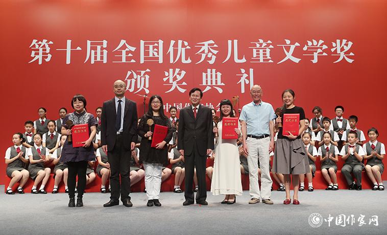 庹震、吳義勤、海飛為童話獲獎者頒獎