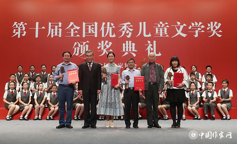 錢小芊、金波為小說獲獎者頒獎