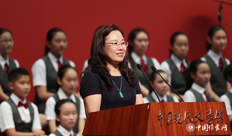 王立春代表詩歌、幼兒文學獲獎者發(fā)表獲獎感言