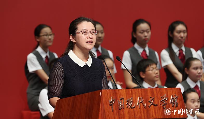 李利芳在頒獎典禮上宣讀獲獎散文、報告文學、科幻文學授獎辭