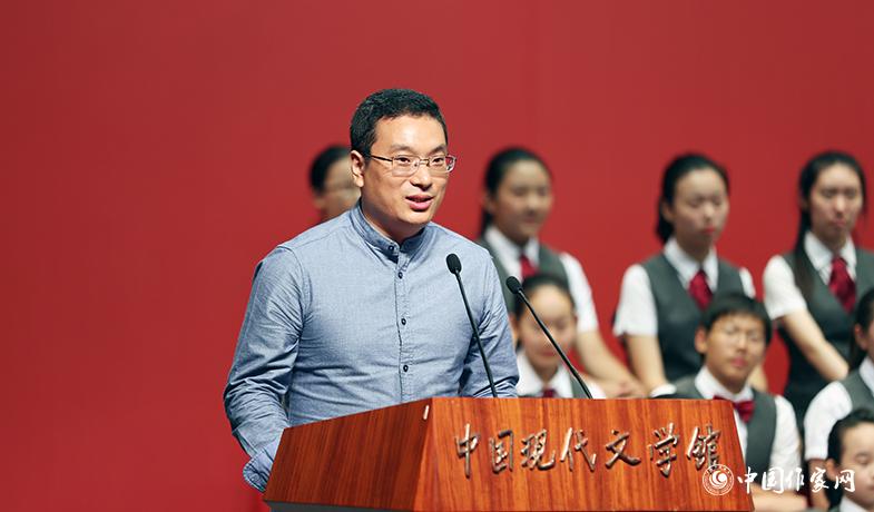 王林柏代表散文、報告文學、科幻文學獲獎者發(fā)表獲獎感言