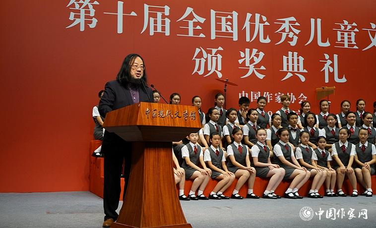 董宏猷代表小說獲獎者發(fā)表獲獎感言