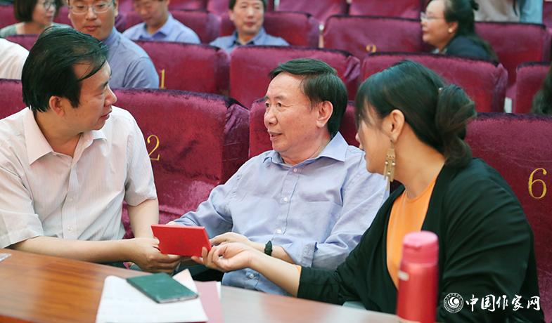 頒獎典禮開始前獲獎作家張煒、張之路、蕭萍交談