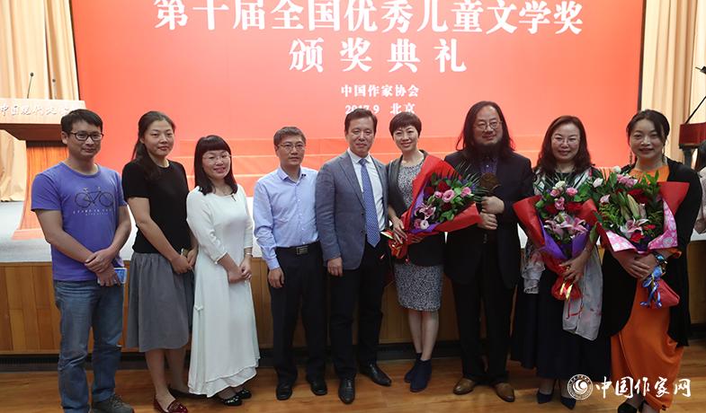 頒獎典禮結束后獲獎作家與李敬澤合影留念