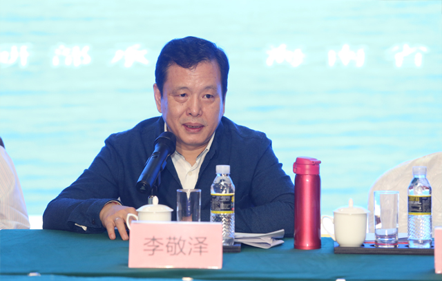 中國作協(xié)黨組成員、副主席李敬澤主持開幕式